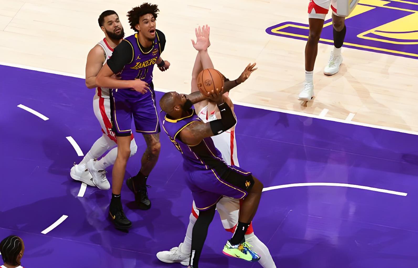 包含加时末段NBA季后赛焦点战，洛杉矶湖人扳平良机，气氛紧张，训练强度明显提升的词条