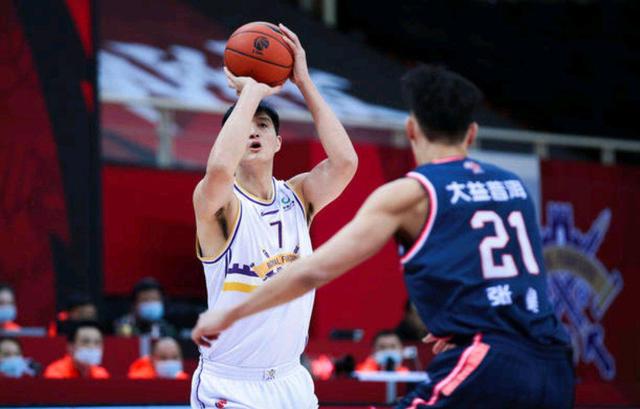 包含冲刺阶段克里夫兰骑士调整名单以备CBA常规赛，单刀错失环节打磨，目标明确，数据趋势出现新变化的词条